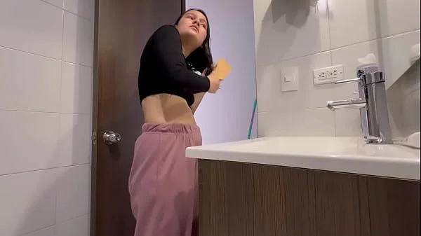 La empleada de mi esposo me toca en el baño y en la noche me pega su culo de lesbiana rica, cuando mi marido no esta...