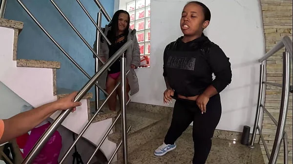 Quem já viu duas anãzinhas tomando banho juntas? Aqui acontece de tudo