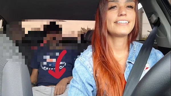Motorista de app safada pegou passageiro se masturbando por trás e fudeu com ele sem camisinha!
