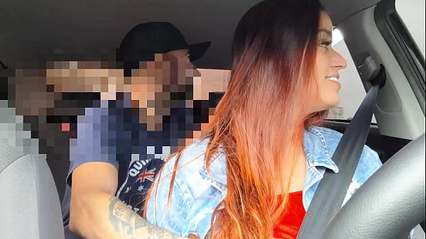 Motorista de app safada pegou passageiro se masturbando por trás e fudeu com ele sem camisinha!