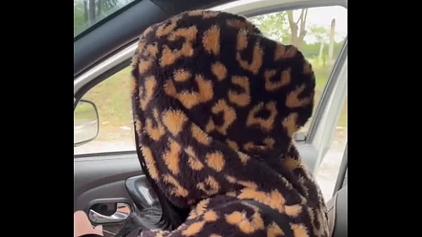 Beautiful chica latina con un gran culo tiene sexo en el coche de un extraño