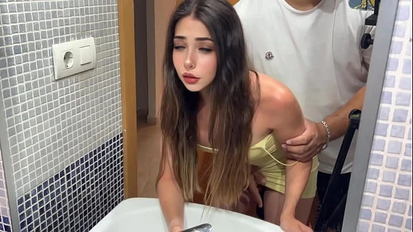 convenci a padrastro para masturbarme con su mano en el baño