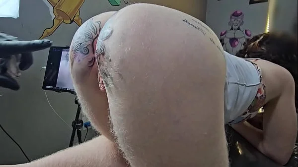 MINHA MULHER E SAFADA E FOI DAR PARA O TATUADOR NO STUDIO EM TROCA DE UMA TATUAGEM ANAL