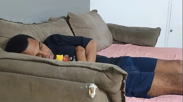 Botei minha madrasta pra me mamar do lado do meu pai no sofá enquanto meu pai assistia o campeonato alemão