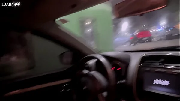 Casal para na rua e transa no carro