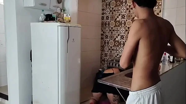 Madrasta entalada no forno pediu ajuda ao entiado que está brincando e masturbando com buceta de borracha socou a piroca com manteiga