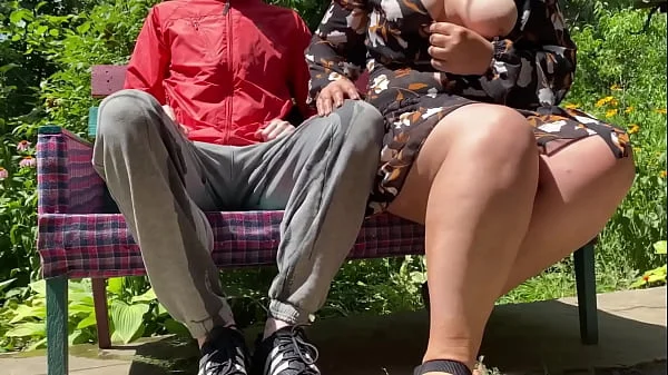 Finally! Mature milf with a great ass pissed on me in the park!