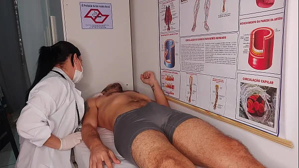 Ereção na frente da enfermeira