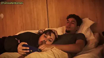 No puedo dejar de tocarme y tuve que poner mi pene en la boca de mi hermanastra (por poco nos descubren)