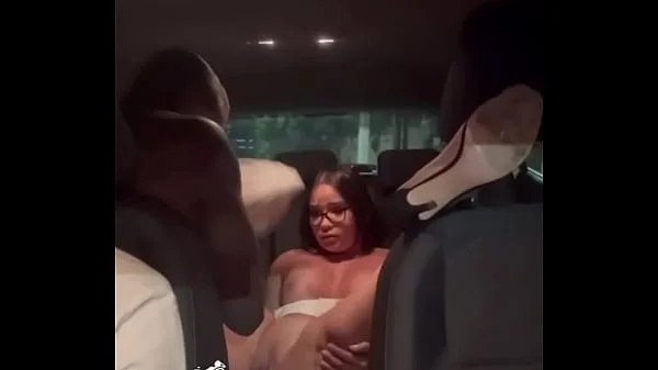 Motorista de Uber fode asiática casada gostosa enquanto o corno dirige e assiste sua esposa sendo arregacada pelo negão sem camisinha