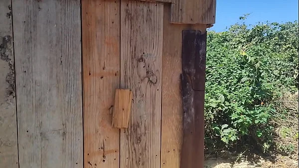 PEGUEI NO FLAGRA ESSA GOSTOSA FAZENDO XIXI NA PRAIA, ELA ME VIU E QUIS MAMAR...