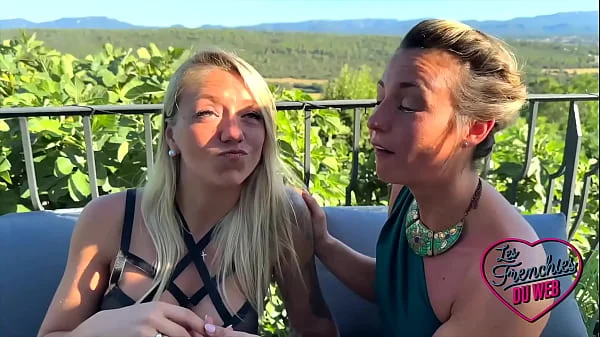 Pam et Ashley, deux blondes coquines, aiment le sexe à trois !