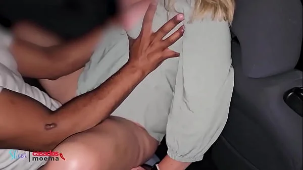 O corno ficou olhando sua esposa namorar o BBC na frente de todo mundo