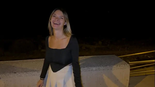 passeggio lungo mare  e uno sconosciuto si accorge che non ho le mutande, video outdoor