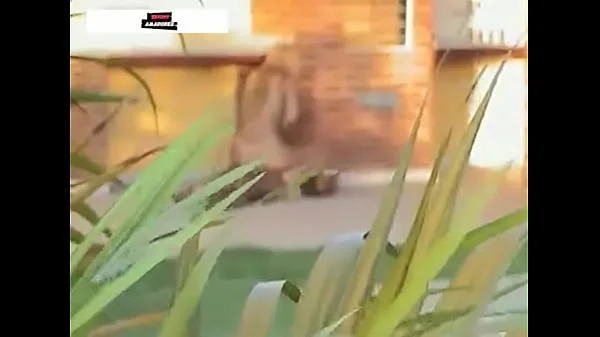 Loira novinha gostosa e flagrada por câmera escondida trepando na chácara. Sexo amador real. Sexo oral e anal.