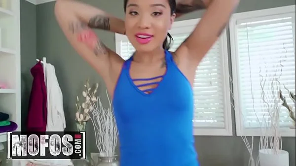 (Brenna Sparks, Honey Gold) - Group Rate Massag - MOFOS