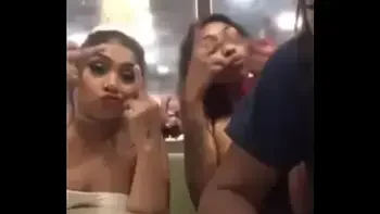 Novinhas doidas mostrando os peitos no McDonald's