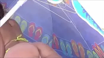 Se deja meter mano por extraño mientras el marido la graba en secreto Playa Nudista.  Nude beach voyeur