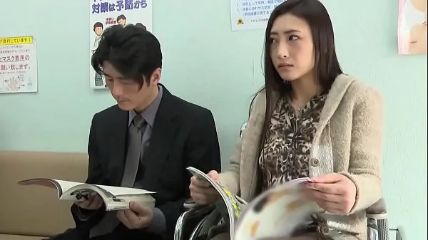 Geile sexy slimme patient wil dokter's lul nadat ze hem betrapt