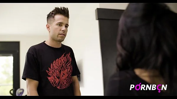 PORNBCN 4K | La madre de mi amigo quiere follar duro mientras mi amigo no esta en su casa. Bianka Blue COMPLETO en ENLACE -->