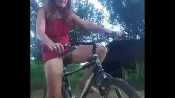 Se masturba con su bicicleta