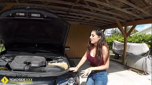 Roadside - Latina wife has sex with her mechanic outside