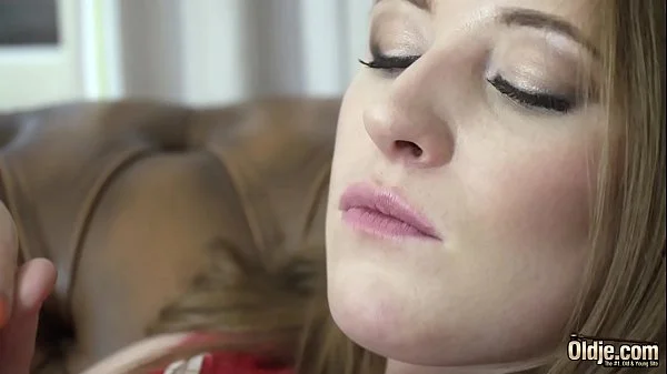 Old man fingers his online date pussy for the first time and she cums