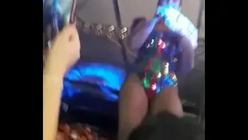 Valesca Popozuda mostra a buceta em show