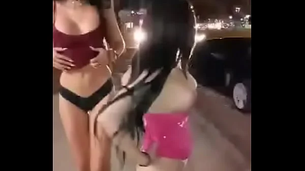 Dos putas se desnudan en publico