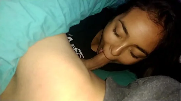 Le gusta lamerla como si fuera una paleta