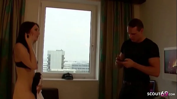 Bruder erwischt Stief Schwester beim Porno gucken und fickt