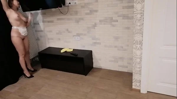 Mature nude maid does cleaning