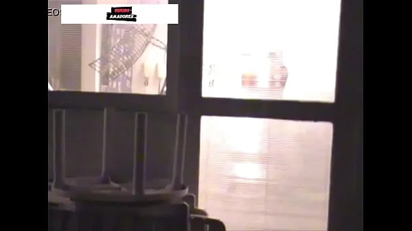 s saem de festa discretamente mas sao descobertos fodendo na varanda da cobertura