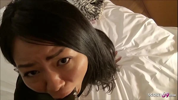 Thai Studentin an der UNI von Schwarzen nach Party gefickt - German Amateur