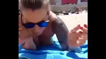 Par de viejas en playa exhibicionista