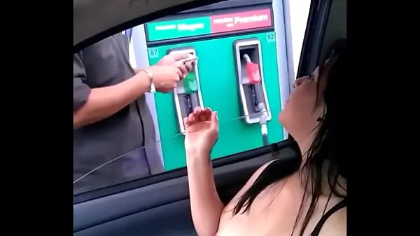 Cargando gasolina la puta de Alexxxa Milf con las tetas de fuera