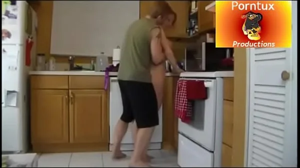 hijo se aprovecha de mama en la cocina