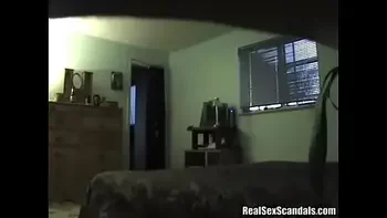 Esperou o marido ir trabalhar pra dar pro encanador