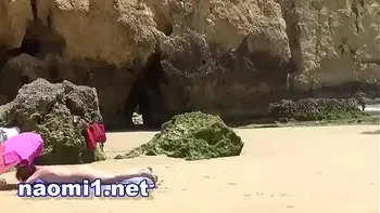 ejaculation et pipi sur une plage public