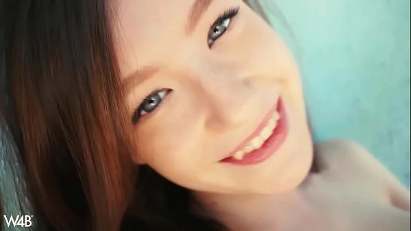 Ninfetinha deliciosa se exibindo