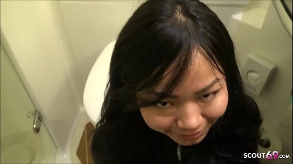 Thai Studentin lutscht Schwarzen auf Uni Party WC Deutsch - German College