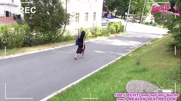 Voyeur verfolgt deutsche Milf bis nachhause und fickt sie mit Creampie und sie bekommt Orgasmus