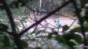 Voyeur wichst und guckt zu - Teen aus Berlin nach Party im Park gefickt