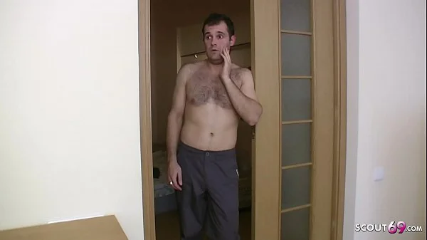 Kleine Jungfrau Tochter vom Stief Vater beim masturbieren erwischt und gefickt