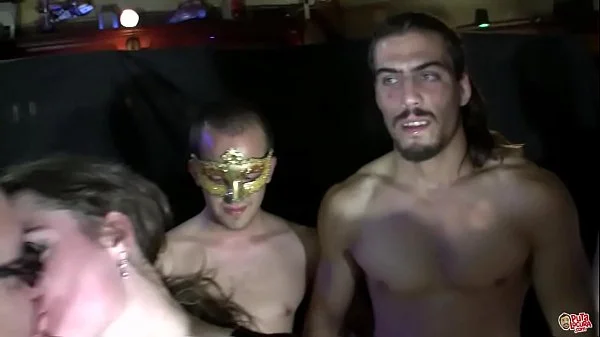 Una holandesa quiere bañarse en lefa española   Bukkake