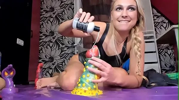 Rubia metiéndose consolador de dragón  por el ano  - descarga full hd aqui: SiswetLive.com/siswet19