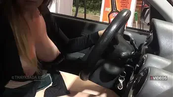 Thay Ksada exibindo os peitos no posto de gasolina
