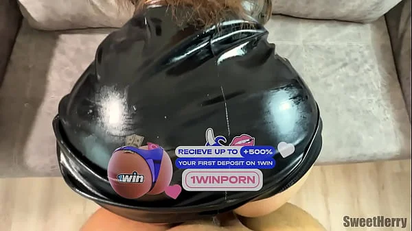 Сексуальная молодая жена с большой жопой в кожаной юбке в масле изменяет мужу с соседом