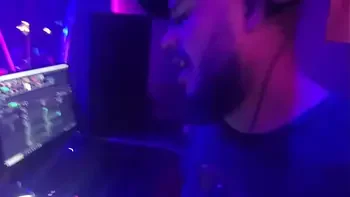 Hotwife foi sozinha na casa de swing e deixou o cuckold em casa, transou com o solteiro e depois deu para o marido