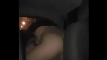 Marido dirigindo esposa sentando no dotado PODEROSO no banco de trás do carro pelas ruas da cidade